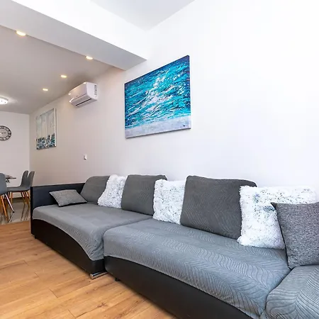 דירה Aurora אומיס